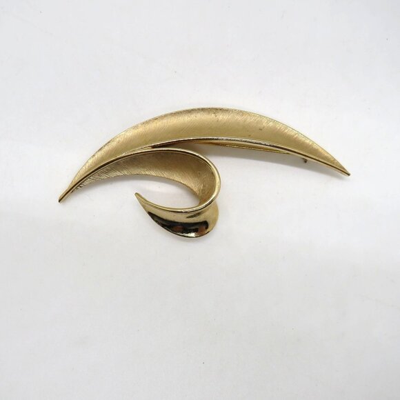 Vintage Crown Trifari Brooch Gold Tone Abstract Leaf Style 3" Pin - Picture 3 of 9